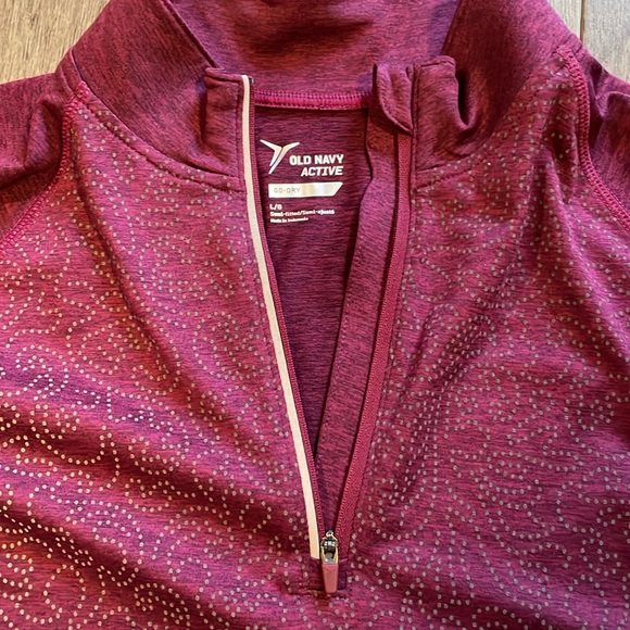 NWT Old Navy Active Go-Dry semi fitted shirt - Picture 2 of 4